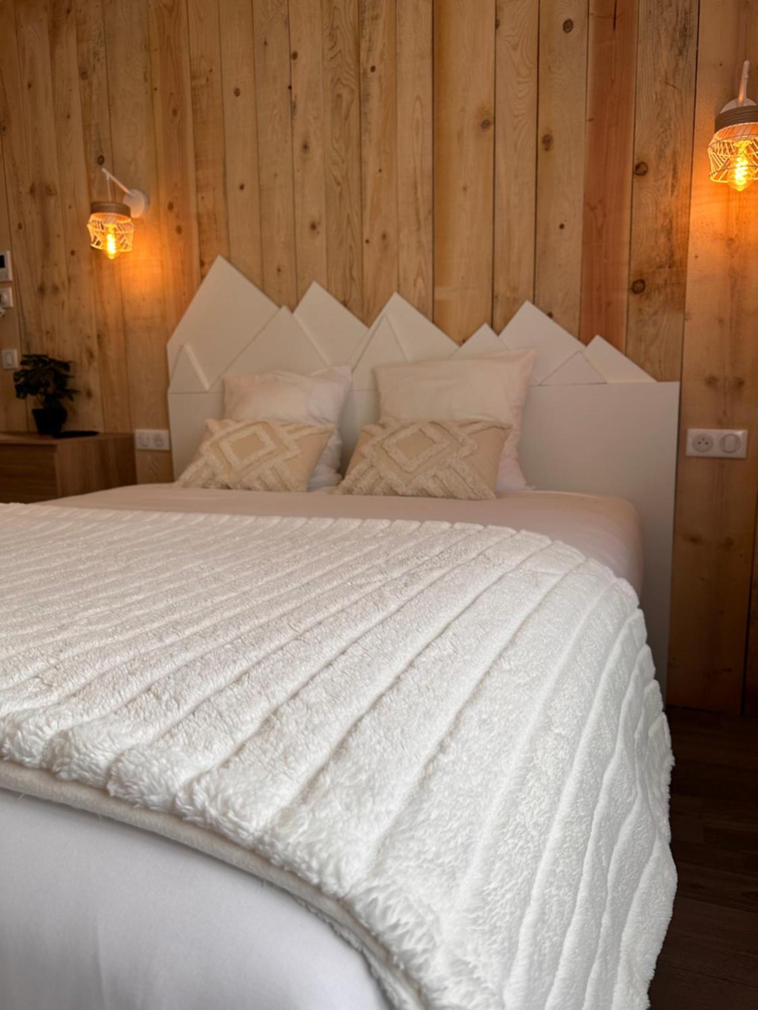 Auberge Du Vieux Lanas Logis Hotel Restaurant מראה חיצוני תמונה
