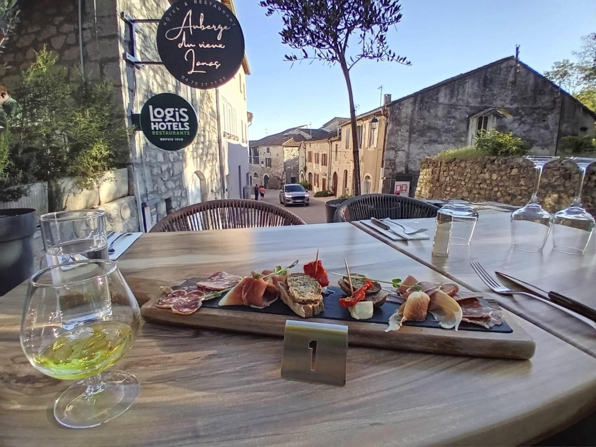 Auberge Du Vieux Lanas Logis Hotel Restaurant מראה חיצוני תמונה