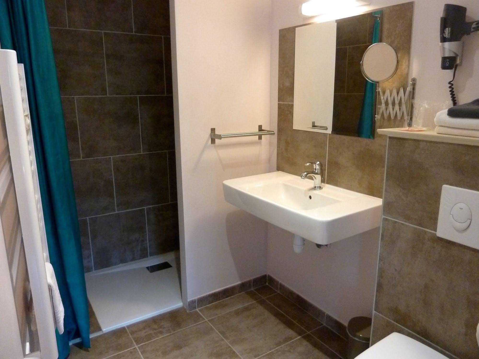 Auberge Du Vieux Lanas Logis Hotel Restaurant מראה חיצוני תמונה